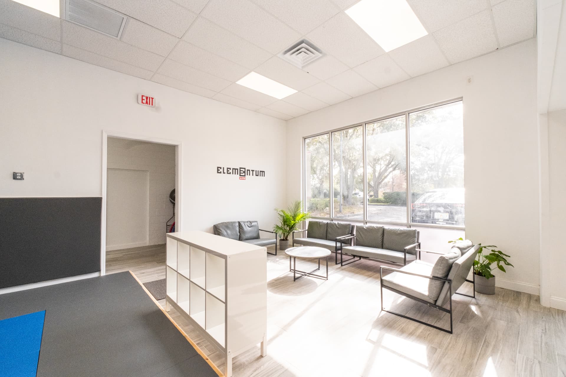 Elementum Jiu Jitsu Oviedo lobby and lounge area with mats